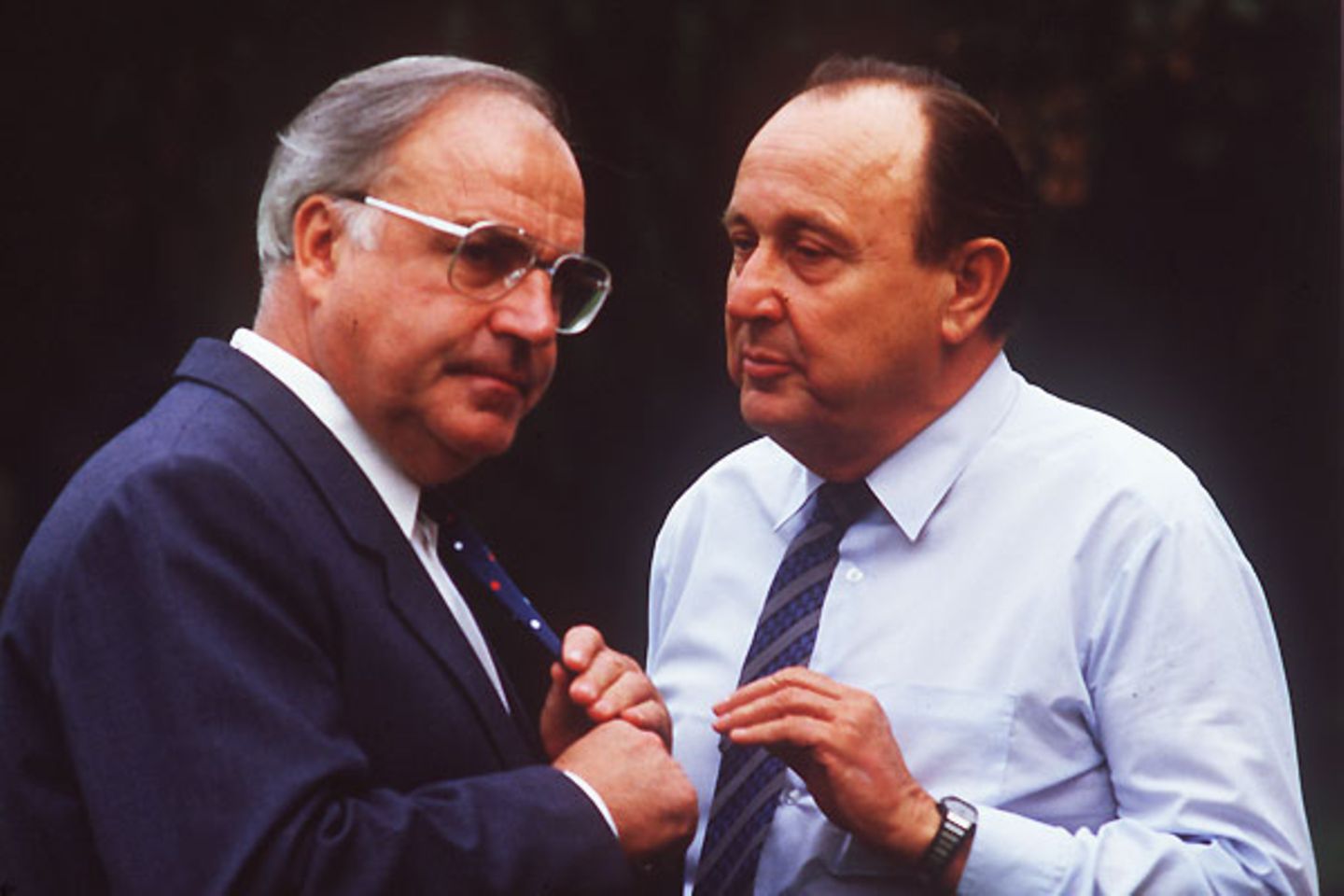 Helmut Kohl, der Kanzler der Einheit, hat Genschers Rolle bei der Wiedervereinigung nie öffentlich gerühmt. Doch durch seine langjährigen Vorarbeiten hatte Genscher die Basis für den 3. Oktober 1990 bereitet.