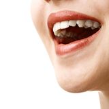 Verzichten Sie auf Mundwasser. Es verdeckt nur den durch mangelnde Hygiene entstandenen Geruch, bekämpft aber nicht die Ursache