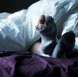 Kaufen Sie Strümpfe aus Wolle oder Baumwolle. In Synthetikfasern schwitzen Sie schnell, die Haut am Fuß weicht dann auf, Bakterien und Pilze nisten sich ein