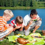 Meiden Sie Lockstoffe wie Früchte, Obst, Süßspeisen, Getränke und Blumen, wenn Sie im Freien sind. Manchmal werden Bienen und Wespen auch von Parfüms, Hautpflegemitteln und Haarsprays angezogen
