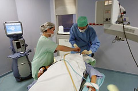 Intensivversorgung in einem OP-Saal: Die Arbeit der Krankenhausmitarbeiter hat sich wegen des Mangels an Personal enorm verdichtet
