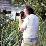 Leiche auf Landschaftsbild     Ein Hobby-Fotograf hat eines seiner Bilder von einer Talsperre bei Remscheid etwas genauer unter die Lupe genommen - und dabei eine Leiche entdeckt. Die Polizei fand daraufhin im Wasser tatsächlich einen Toten. Eigentlich hatte der Fotograf nur ein paar Enten ablichten wollen. Beim Auswerten der Fotos erkannte er jedoch die Umrisse eines menschlichen Körpers. Mit Hilfe einer Obduktion soll nun ermittelt werden, wie der Unbekannte starb.