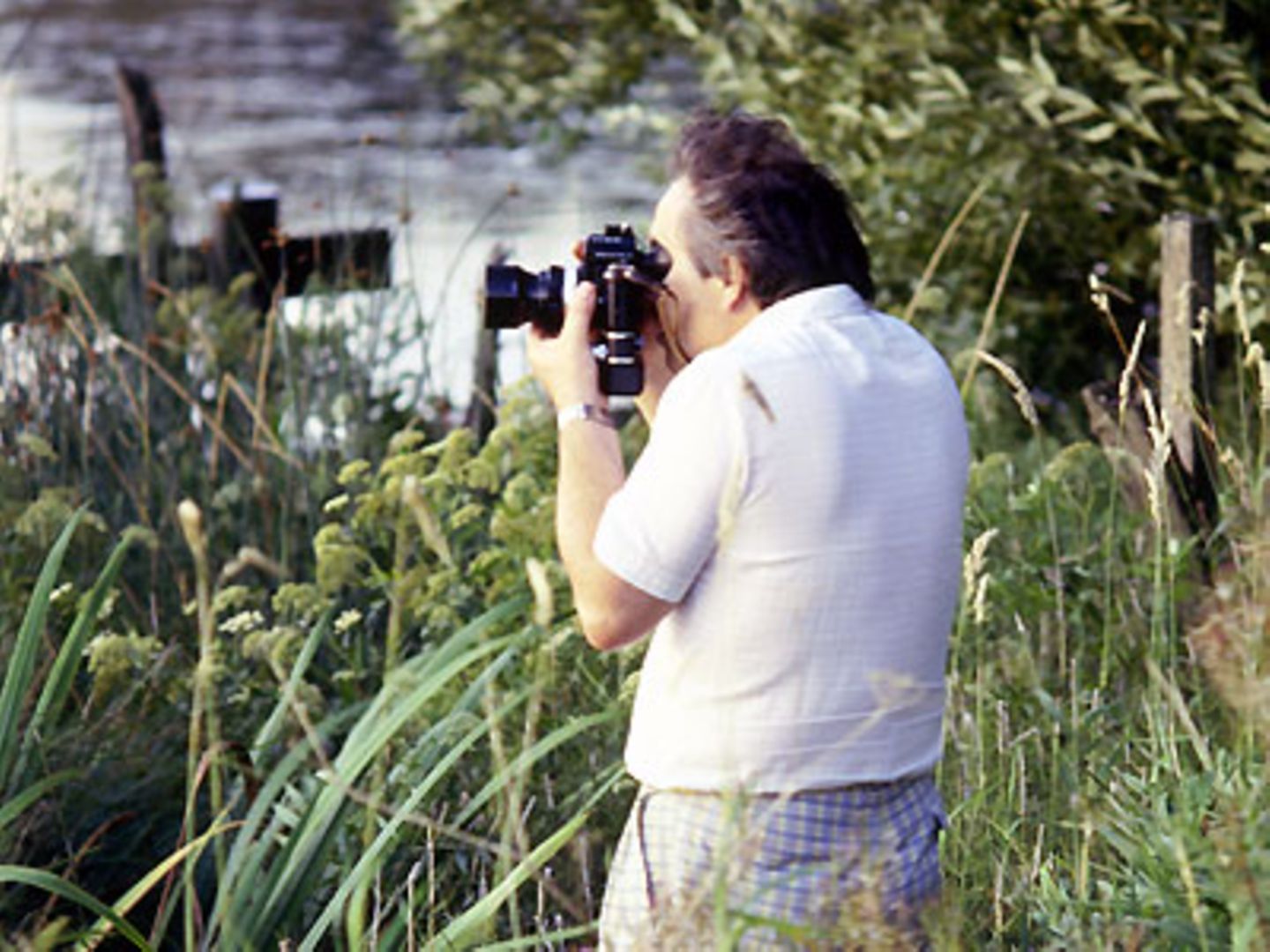 Achtmal kurz vermeldet: Leiche auf Landschaftsbild Ein Hobby-Fotograf hat eines seiner Bilder von einer Talsperre bei Remscheid etwas genauer unter die Lupe genommen - und dabei eine Leiche entdeckt. Die Polizei fand daraufhin im Wasser tatsächlich einen Toten. Eigentlich hatte der Fotograf nur ein paar Enten ablichten wollen. Beim Auswerten der Fotos erkannte er jedoch die Umrisse eines menschlichen Körpers. Mit Hilfe einer Obduktion soll nun ermittelt werden, wie der Unbekannte starb. Leiche auf Landschaftsbild Ein Hobby-Fotograf hat eines seiner Bilder von einer Talsperre bei Remscheid etwas genauer unter die Lupe genommen - und dabei eine Leiche entdeckt. Die Polizei fand daraufhin im Wasser tatsächlich einen Toten. Eigentlich hatte der Fotograf nur ein paar Enten ablichten wollen. Beim Auswerten der Fotos erkannte er jedoch die Umrisse eines menschlichen Körpers. Mit Hilfe einer Obduktion soll nun ermittelt werden, wie der Unbekannte starb.