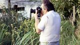 Leiche auf Landschaftsbild     Ein Hobby-Fotograf hat eines seiner Bilder von einer Talsperre bei Remscheid etwas genauer unter die Lupe genommen - und dabei eine Leiche entdeckt. Die Polizei fand daraufhin im Wasser tatsächlich einen Toten. Eigentlich hatte der Fotograf nur ein paar Enten ablichten wollen. Beim Auswerten der Fotos erkannte er jedoch die Umrisse eines menschlichen Körpers. Mit Hilfe einer Obduktion soll nun ermittelt werden, wie der Unbekannte starb.
