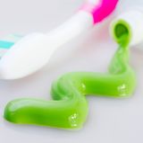 Achten Sie beim Einkaufen von Zahnpasta für Ihr Kind auf den Fluoridgehalt. Kinder unter sechs Jahren sollten eine Zahncreme mit maximal 0,05 Prozent beziehungsweise 500 ppm Fluorid benutzen. Kinder über sechs Jahren können eine Zahnpasta mit 0,1-0,15 Prozent beziehungsweise 1000-1500 ppm Fluorid nehmen. Fluorid-Gele oder -Lösungen sind für Kinder vor dem Schulalter ungeeignet.