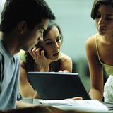 Wer unpassend gekleidet ist, hat es im Arbeitsleben schwer. Einer Studie der Universität Darmstadt zufolge, sind das Auftreten und das äußere Erscheinungsbild wichtiger als Zeugnisse. Das sollten Sie immer berücksichtigen, auch wenn die Temperaturen steigen