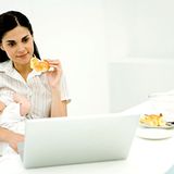 Gerd aus Hamburg sieht eine andere Ursache: "Frauen sind im Gegensatz zu Männern multitaskingfähig. Auch Männer denken beim Blick in den Spiegel, dass sie zu dick sind, haben dies jedoch bei der Tageszeitung, dem Frühstücksei oder der Bedienung der elektrischen Zahnbürste längst wieder vergessen"