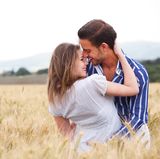 Verschiedene Studien belegen das Sprichwort "Gleich und gleich gesellt sich gern": In einer modernen Gesellschaft suchen Männer eine Partnerin, die ähnliche Lebenseinstellungen hat, sozial in etwa gleich gestellt und genau so intelligent und gebildet ist