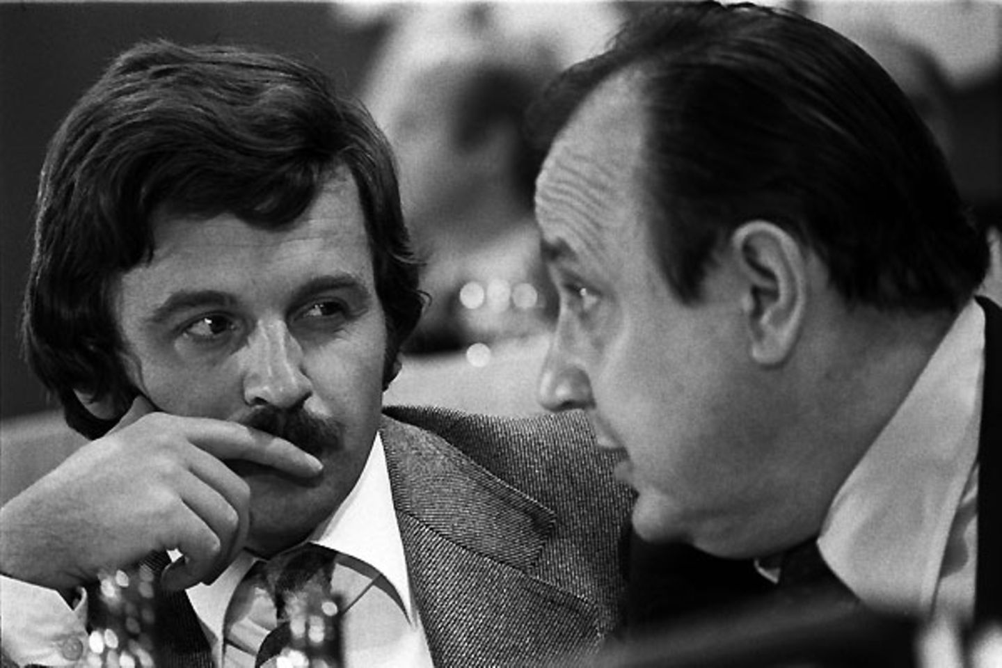 Jürgen Möllemann, der Ende der Achtzier und Anfang der Neunziger zweimal Minister war, galt als Ziehkind Genschers. Doch nachdem der passionierte Fallschirmspringer immer häufiger wegen antisemitischer Äußerungen aufgefallen war, zog er sich den Zorn des starken Mannes der FDP zu.