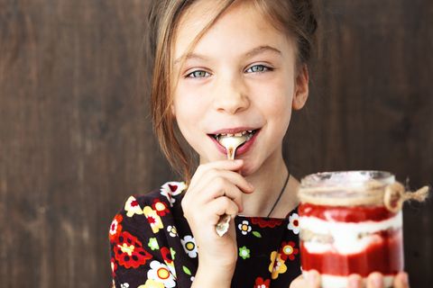 Mädchen mit einem Glas Müsli in der Hand