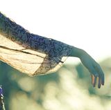 Kleiden Sie sich so, dass wenig Schweiß auf der Haut bleibt, denn Schwitzen fördert den Juckreiz. Grundsätzlich verdunstet Schweiß bei weiten und luftigen Textilien besser als bei eng anliegenden. Gut geeignet sind weiche Textilien aus Baumwolle, Seide oder Mikrofasern. Mikrofaserstoffe transportieren Feuchtigkeit nach außen