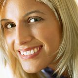 Berlin    Ein Fünftel der Berlinerinnen ist laut "Matador" blond gefärbt. Und immerhin 6,4 Prozent der Berliner Frauen verfügen über ein Nettoeinkommen von mehr als 2000 Euro im Monat. Obwohl Blondinen tendenziell eher als potentielle Ehepartnerinnen gelten, sind nur 38,5% verheiratet. Kaum verwunderlich also, dass die Berlinerinnen überdurchschnittlich oft an Sex denken und bei den Vibratorenkäufen einen stolzen zweiten Platz belegen.