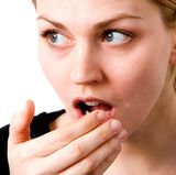 Mit einem so genannten Halimeter können Sie testen, ob sie Mundgeruch haben. Das Gerät kann die von Ihnen ausgeatmeten Gase messen. Denn verantwortlich für den Mundgeruch sind Schwefelverbindungen, die durch Eiweiß zersetzende Fäulnisbakterien freigesetzt werden