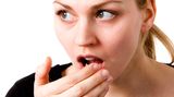 Mit einem so genannten Halimeter können Sie testen, ob sie Mundgeruch haben. Das Gerät kann die von Ihnen ausgeatmeten Gase messen. Denn verantwortlich für den Mundgeruch sind Schwefelverbindungen, die durch Eiweiß zersetzende Fäulnisbakterien freigesetzt werden