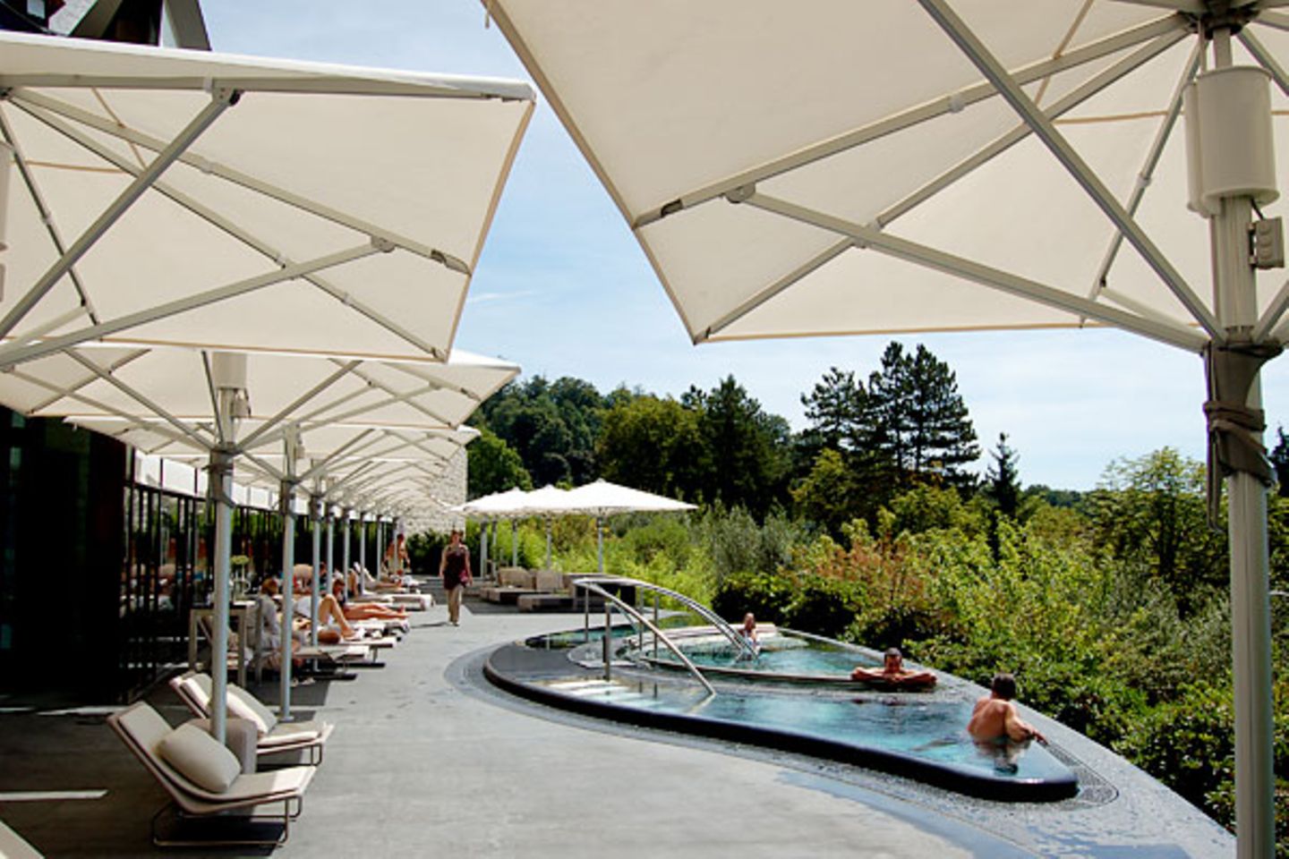 Die Terrasse vor dem Spa im Sonnenlicht: Züricher können dem Spa Club gegen eine Aufnahmegebühr von 7000 SFr betreten