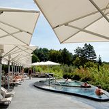 Die Terrasse vor dem Spa im Sonnenlicht: Züricher können dem Spa Club gegen eine Aufnahmegebühr von 7000 SFr betreten