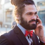 Geld und gesellschaftliches Ansehen lassen einen Mann eher als Partner fürs Leben erscheinen. Denn - so die Begründung von Evolutionspsychologen - der potentielle Vater soll schon für seine künftigen Kinder sorgen können