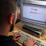 Vater schießt Sohn in den Kopf    Diese Erziehungsmethode wird hoffentlich keine große Zukunft haben: Weil ein 16-Jähriger zu lange vorm Computer gehockt hatte, wurde er kurzerhand von seinem Vater mit einer Schrotflinte in den Kopf geschossen. Der junge Mann wurde dabei lebensgefährlich verletzt. Wie die Staatsanwaltschaft Koblenz berichtet, hatte der Jugendliche offenbar längere Zeit am Computer gesessen. Als der Vater den Jungen zum Abschalten drängte, sei es zum Streit gekommen. Dabei habe der 56-jährige Vater schließlich zu einer Schrotflinte gegriffen und den Jungen niedergeschossen, so der Oberstaatsanwalt. Das Amtsgericht erließ gegen den Mann Haftbefehl wegen versuchten Mordes.