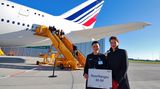 Flug AF 380  Der Überführungsflug nach Paris hat eine besondere Flugnummer, die in keinem Flugplan steht: AF 380. Über Treppen geht es in das Hauptdeck der weiß gespritzten Maschine