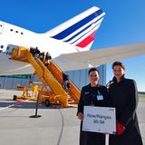 Flug AF 380  Der Überführungsflug nach Paris hat eine besondere Flugnummer, die in keinem Flugplan steht: AF 380. Über Treppen geht es in das Hauptdeck der weiß gespritzten Maschine