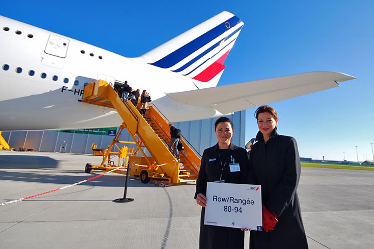 Flug AF 380  Der Überführungsflug nach Paris hat eine besondere Flugnummer, die in keinem Flugplan steht: AF 380. Über Treppen geht es in das Hauptdeck der weiß gespritzten Maschine