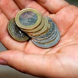 Sabine aus Berlin hat für dieses Phänomen ihre ganz eigene Erklärung. "Mein Mann trägt sein Geld immer lose in den Hosentaschen", schreibt sie. "Mir gibt er allerdings das Hartgeld, damit ihm die Hosentaschen nicht ausreißen. Zu dem wenigen Geld, was ich im Geldbeutel habe, kommen somit immer Unmengen von Münzen dazu. Darum ist er so vollgestopft"