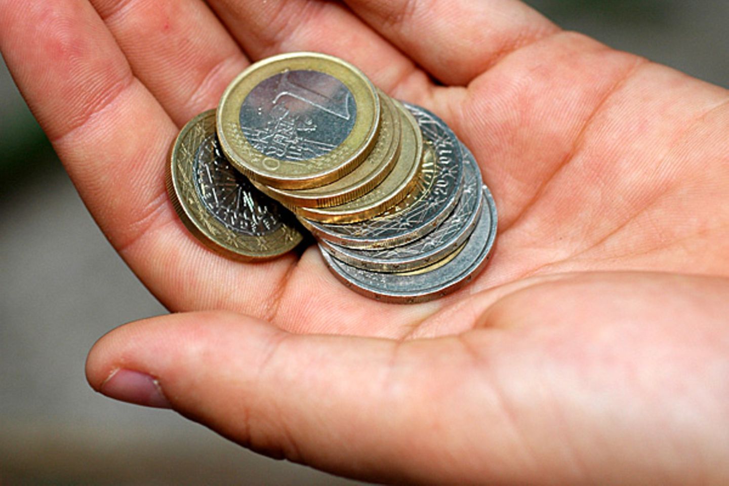 Sabine aus Berlin hat für dieses Phänomen ihre ganz eigene Erklärung. "Mein Mann trägt sein Geld immer lose in den Hosentaschen", schreibt sie. "Mir gibt er allerdings das Hartgeld, damit ihm die Hosentaschen nicht ausreißen. Zu dem wenigen Geld, was ich im Geldbeutel habe, kommen somit immer Unmengen von Münzen dazu. Darum ist er so vollgestopft"