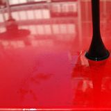 Spezialreiniger lösen den Schmutz, greifen aber den Lack und andere Materialen nicht an. Vor scharfen Haushaltsreinigern ist dringend abzuraten. Vor der eigentlichen Aufarbeitung des Lacks müssen zunächst alle Flecken sorgsam entfernt werden. Eine Konservierung über den Verunreinigungen ist sinnlos.