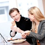 Erfolgreiches Abnehmen beginnt im Kopf: Beobachten Sie Ihr Essverhalten, um ungünstige Gewohnheiten und Ihre Motivation zu durchschauen.