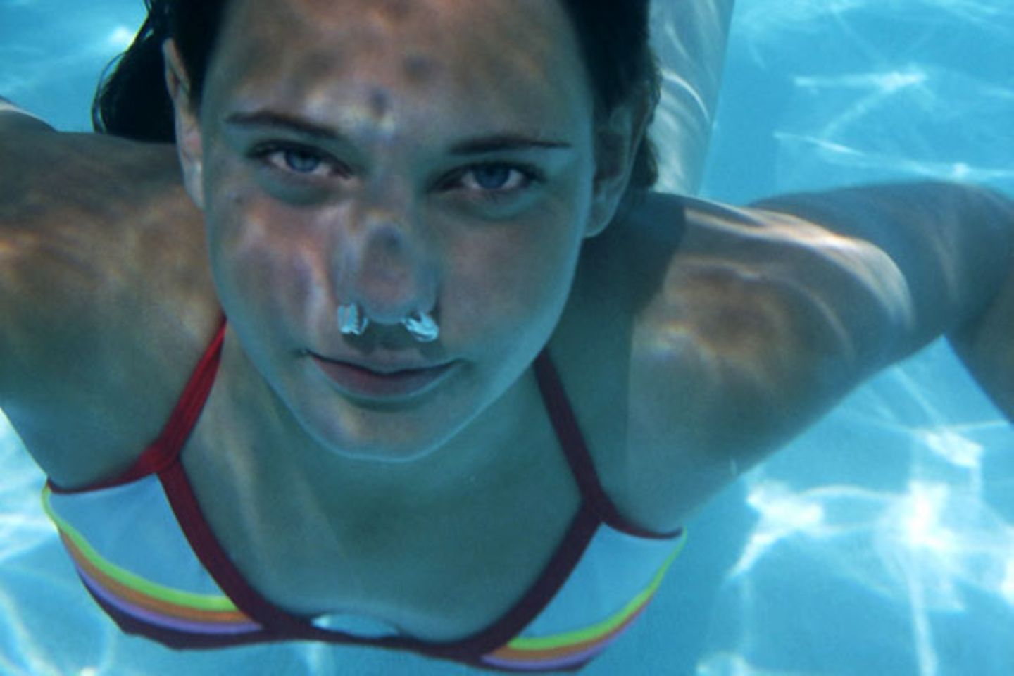 Fit im Alltag: Gelingt es Ihnen, im Schwimmbecken eine Bahn weit zu tauchen? Dann verfügen Sie über ein gutes Verhältnis zwischen Lungenvolumen und Körpergröße. Sie beweisen gute Nerven, weil Sie lange dem natürlichen Impuls widerstehen, nach Luft zu schnappen. Zudem bewegen Sie sich unter Wasser ökonomisch und verschwenden nicht unnötig Sauerstoff. Diese Begabung hilft beim Sporttauchen. Auf gute Schwimmer oder Ausdauersportler lässt dieser Test allerdings nicht schließen. Gelingt es Ihnen, im Schwimmbecken eine Bahn weit zu tauchen? Dann verfügen Sie über ein gutes Verhältnis zwischen Lungenvolumen und Körpergröße. Sie beweisen gute Nerven, weil Sie lange dem natürlichen Impuls widerstehen, nach Luft zu schnappen. Zudem bewegen Sie sich unter Wasser ökonomisch und verschwenden nicht unnötig Sauerstoff. Diese Begabung hilft beim Sporttauchen. Auf gute Schwimmer oder Ausdauersportler lässt dieser Test allerdings nicht schließen.