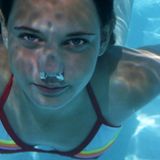 Gelingt es Ihnen, im  Schwimmbecken eine  Bahn weit zu tauchen?     Dann verfügen Sie über ein gutes Verhältnis  zwischen Lungenvolumen und  Körpergröße. Sie beweisen gute Nerven,  weil Sie lange dem natürlichen Impuls  widerstehen, nach Luft zu schnappen.  Zudem bewegen Sie sich unter  Wasser ökonomisch und verschwenden  nicht unnötig Sauerstoff.  Diese Begabung hilft  beim Sporttauchen. Auf gute Schwimmer oder  Ausdauersportler lässt dieser Test allerdings  nicht schließen.