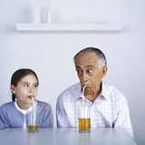 Für Babette S. aus Rothenstein ist die Antwort klar: "Weil Strohhalme, mit denen man den Saft eventuell trinkt, oft zu lang für Tassen sind"