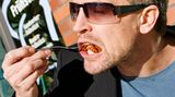 "Ist ungesundes Essen wirklich lecker?" fragt sich Eike aus Bremen. "Vielleicht kurzfristig. Aber der Körper schlägt meist noch Alarm und stoppt den übermäßigen Genuss mithilfe von Übelkeit"