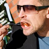 "Ist ungesundes Essen wirklich lecker?" fragt sich Eike aus Bremen. "Vielleicht kurzfristig. Aber der Körper schlägt meist noch Alarm und stoppt den übermäßigen Genuss mithilfe von Übelkeit"