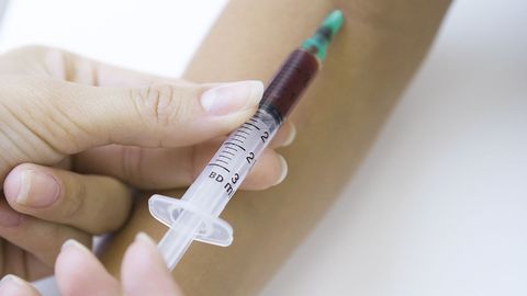 Eine Ärztin entnimmt Blut für einen Bluttest