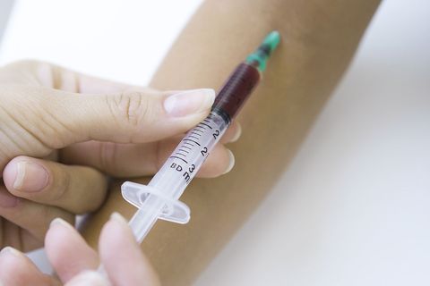 Eine Ärztin entnimmt Blut für einen Bluttest