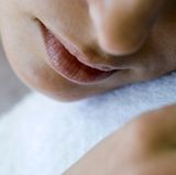 Wenn Sie keinen Weichspüler verwenden möchten, nehmen Sie Reisehandtücher aus dem Outdoorgeschäft. Sie bestehen aus schnell trocknenden Mikrofasern, sind allerdings gewöhnungsbedürftig, denn zunächst fühlt man sich nicht richtig trocken. Kleine Reisehandtücher eignen sich auch zum Mitnehmen - als Ersatz für kratzige Papiertücher in öffentlichen Toiletten