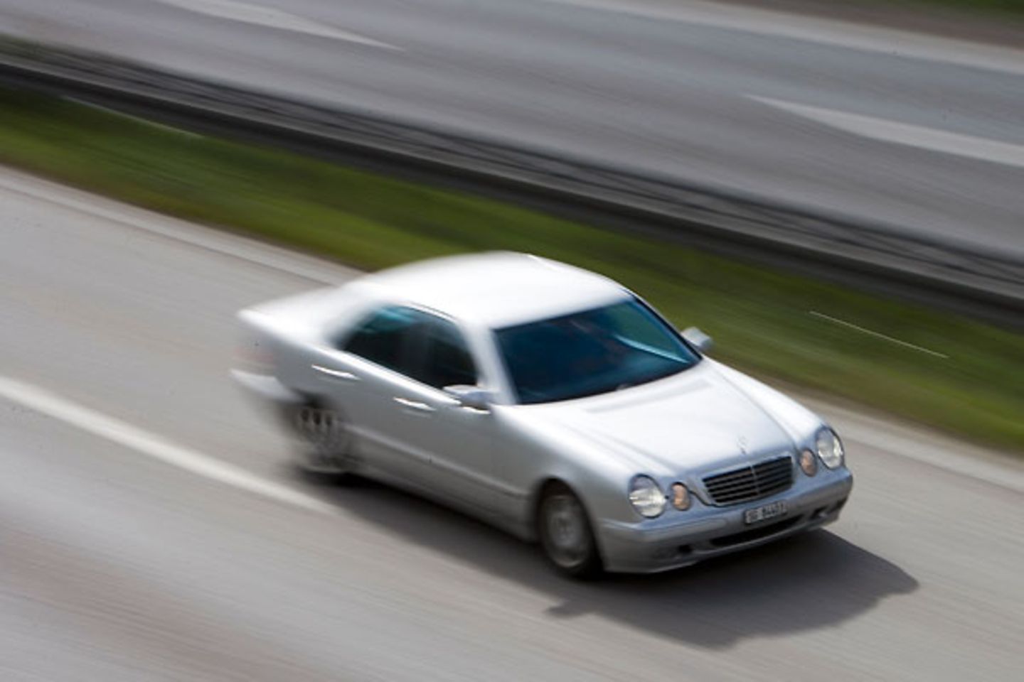 "Heute morgen auf der A650 zwischen Mannheim und Heidelberg! Erlaubtes Tempo 120km/h, das Ufo überholte mich mit geschätztem Tempo 180 - 200 km/h", berichtet T. Bappert aus Ludwigshafen