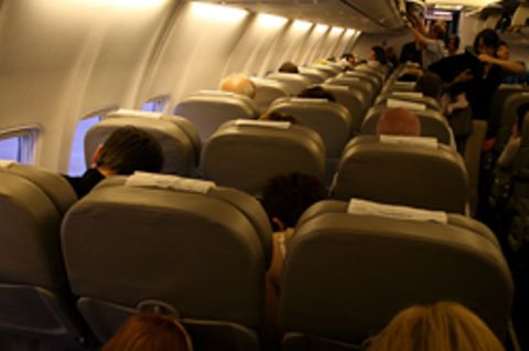 Etwa 80 Zentimeter Platz für ihre Beine haben Passagiere derzeit in Flugzeugen