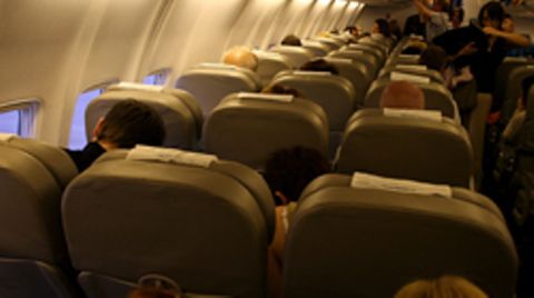 Etwa 80 Zentimeter Platz für ihre Beine haben Passagiere derzeit in Flugzeugen