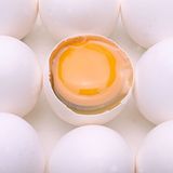 Faule Eier    Auf Eier wird nur die ermäßigte Umsatzsteuer erhoben - ausgenommen sind aber "ungenießbare Eier ohne Schale". Sollten Sie solche also einmal kaufen wollen, achten Sie darauf, dass der Händler den vollen Satz berechnet, sonst hinterzieht er Steuern. Und noch etwas: Diese Richtlinien beziehen sich nur auf Vogeleier. Alle anderen Eiersorten unterliegen generell dem vollen Steuersatz - egal ob faul oder nicht, ob mit oder ohne Schale