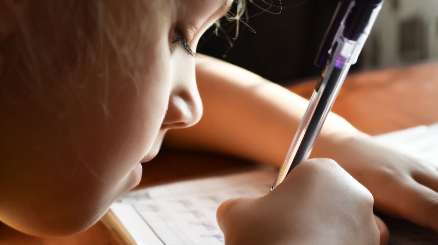 Tipps für dicke Kinder: Oft hilft ein Ernährungstagebuch, um nachzuvollziehen, was Ihr Kind isst und wie oft es noch nebenbei nascht. Lassen Sie sich hierbei auch von einer Ernährungsfachkraft beraten, um das besser einschätzen zu können. Wenn das Kind alt genug ist, kann es auch selbst notieren, was es isst. Doch übertreiben Sie auch nicht - sonst fühlt sich Ihr Kind zu stark kontrolliert und isst womöglich heimlich. Oft hilft ein Ernährungstagebuch, um nachzuvollziehen, was Ihr Kind isst und wie oft es noch nebenbei nascht. Lassen Sie sich hierbei auch von einer Ernährungsfachkraft beraten, um das besser einschätzen zu können. Wenn das Kind alt genug ist, kann es auch selbst notieren, was es isst. Doch übertreiben Sie auch nicht - sonst fühlt sich Ihr Kind zu stark kontrolliert und isst womöglich heimlich.