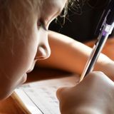 Oft hilft ein Ernährungstagebuch, um nachzuvollziehen, was Ihr Kind isst und wie oft es noch nebenbei nascht. Lassen Sie sich hierbei auch von einer Ernährungsfachkraft beraten, um das besser einschätzen zu können. Wenn das Kind alt genug ist, kann es auch selbst notieren, was es isst. Doch übertreiben Sie auch nicht - sonst fühlt sich Ihr Kind zu stark kontrolliert und isst womöglich heimlich.