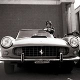 Audrey Hepburn posiert im März 61 in Rom mit einem Ferrari 250 PF Cabriolet