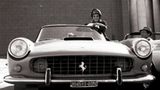 Audrey Hepburn posiert im März 61 in Rom mit einem Ferrari 250 PF Cabriolet