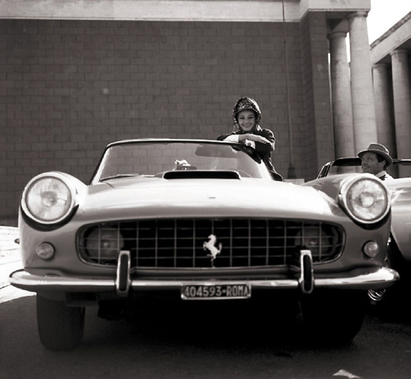 Audrey Hepburn posiert im März 61 in Rom mit einem Ferrari 250 PF Cabriolet
