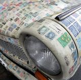 Ein Trabant 601, der im ehemaligen Ostdeutschen VEB Sachsenring Autowerke Zwickau produziert wurde, ist mit Tausenden Briefmarken aus aller Herren Länder bedeckt, während es in einer Berlin Straße geparkt steht. Stempelhändler Scharam Farahbakhsh verzierte sein Auto mit einem Freund mit mehr als 3.000 Briefmarken