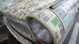 Ein Trabant 601, der im ehemaligen Ostdeutschen VEB Sachsenring Autowerke Zwickau produziert wurde, ist mit Tausenden Briefmarken aus aller Herren Länder bedeckt, während es in einer Berlin Straße geparkt steht. Stempelhändler Scharam Farahbakhsh verzierte sein Auto mit einem Freund mit mehr als 3.000 Briefmarken