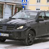 Eine AMG-Version mit Turboaufladung und Zylinderabschaltung kommt zu einem späteren Zeitpunkt mit mehr als 550 PS. Nachdem der neue ML 450 Hybrid gerade erst in den USA eingeführt worden ist, wird es weitere Hybriden bei der nächsten Generation geben. Sie verfügen sämtlich über moderne Lithium-Ionen-Akkus. Das Elektromodul der Mildhybridversion orientiert sich an dem der aktuellen S-Klasse. Der Verbrauch soll bei rund sieben Litern auf 100 Kilometern liegen. Ein Plug-In-Hybrid kommt später ebenfalls. Er kann Strecken von über 20 Kilometern rein elektrisch zurücklegen