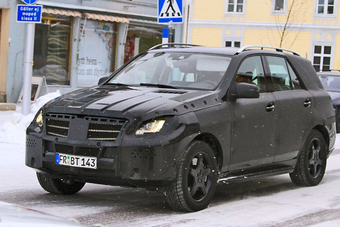 Neuer Mercedes ML 2011: Eine AMG-Version mit Turboaufladung und Zylinderabschaltung kommt zu einem späteren Zeitpunkt mit mehr als 550 PS. Nachdem der neue ML 450 Hybrid gerade erst in den USA eingeführt worden ist, wird es weitere Hybriden bei der nächsten Generation geben. Sie verfügen sämtlich über moderne Lithium-Ionen-Akkus. Das Elektromodul der Mildhybridversion orientiert sich an dem der aktuellen S-Klasse. Der Verbrauch soll bei rund sieben Litern auf 100 Kilometern liegen. Ein Plug-In-Hybrid kommt später ebenfalls. Er kann Strecken von über 20 Kilometern rein elektrisch zurücklegen Eine AMG-Version mit Turboaufladung und Zylinderabschaltung kommt zu einem späteren Zeitpunkt mit mehr als 550 PS. Nachdem der neue ML 450 Hybrid gerade erst in den USA eingeführt worden ist, wird es weitere Hybriden bei der nächsten Generation geben. Sie verfügen sämtlich über moderne Lithium-Ionen-Akkus. Das Elektromodul der Mildhybridversion orientiert sich an dem der aktuellen S-Klasse. Der Verbrauch soll bei rund sieben Litern auf 100 Kilometern liegen. Ein Plug-In-Hybrid kommt später ebenfalls. Er kann Strecken von über 20 Kilometern rein elektrisch zurücklegen